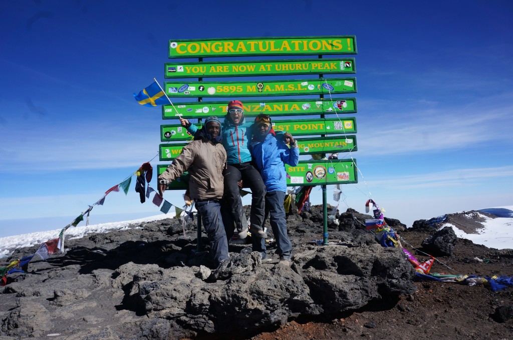 Emilie på toppen av Kilimanjaro