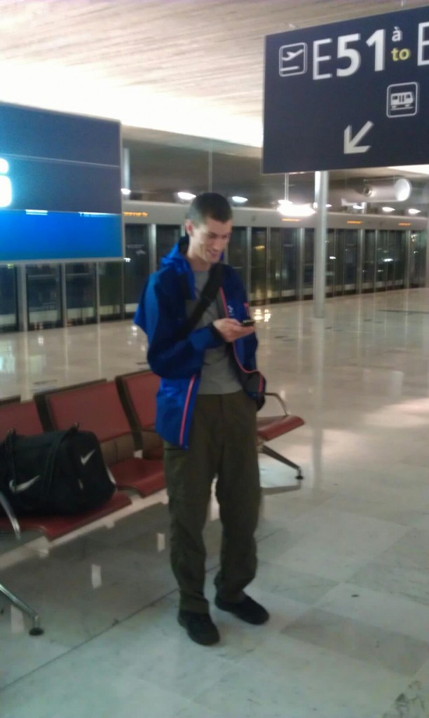 Victor väntar på shuttletåget för att byta terminal på Paris flygplats Paris Charles De Gaulle Airport