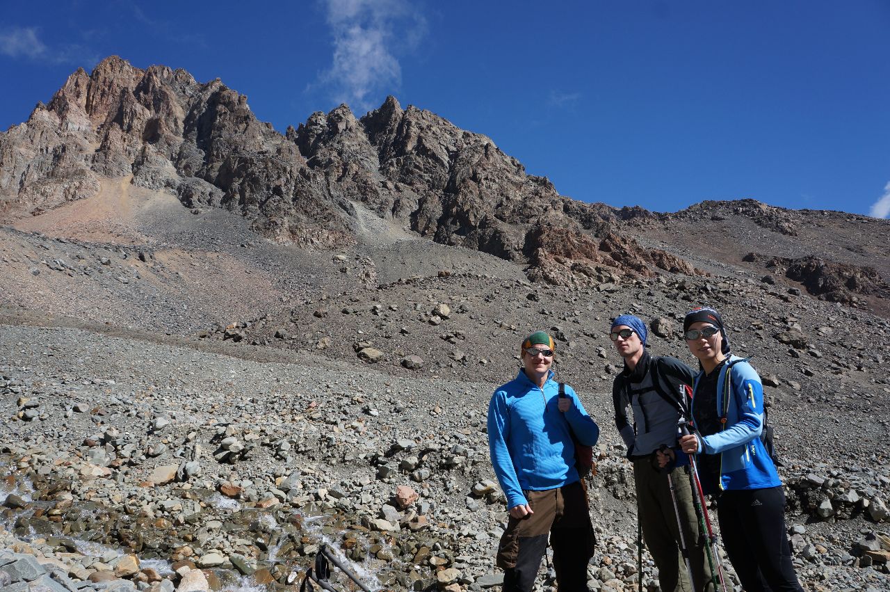 Teamet, i backgrunden ser man dagens mål Cerro Adolfo Calle, 4200möh.