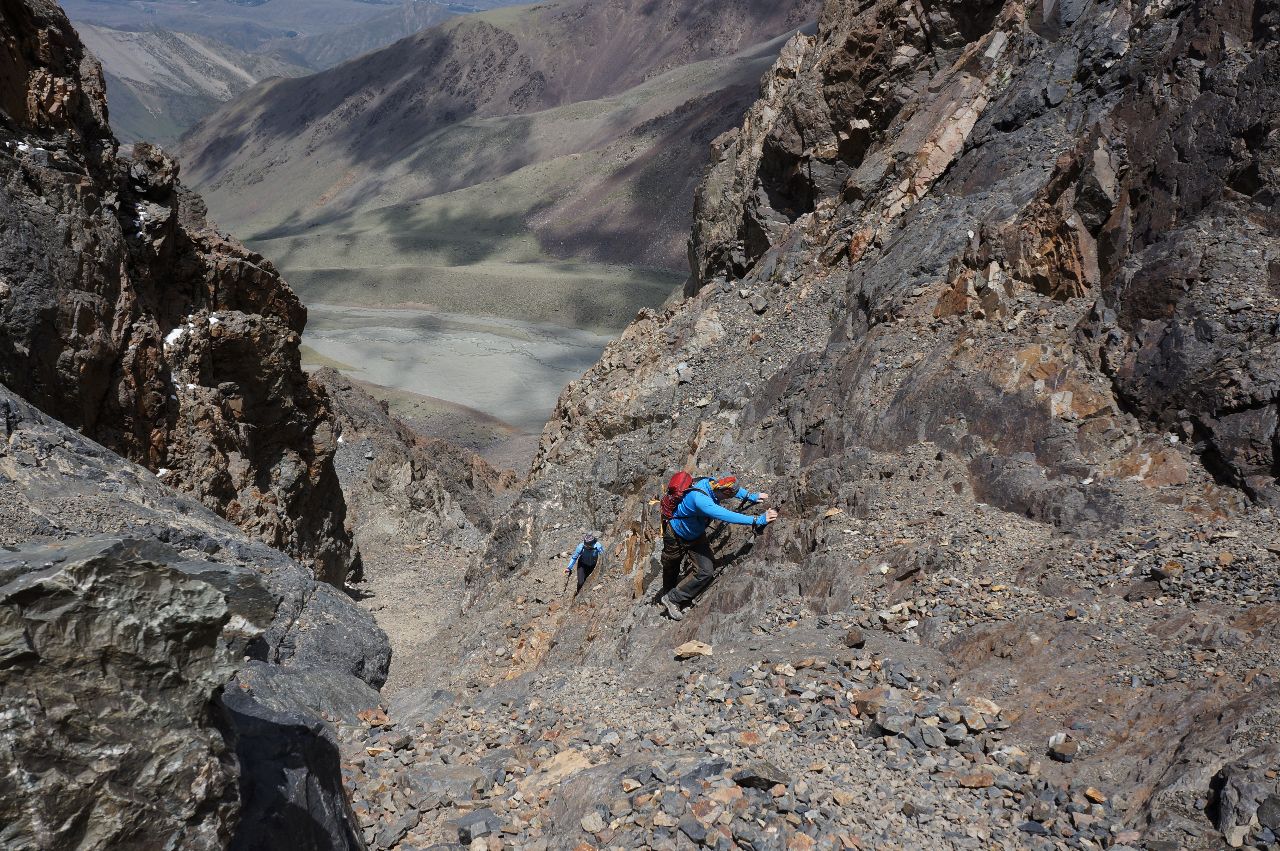 Mattias och Mei klättrar upp mot toppen av Cerro Adolfo Calle, 4200möh.