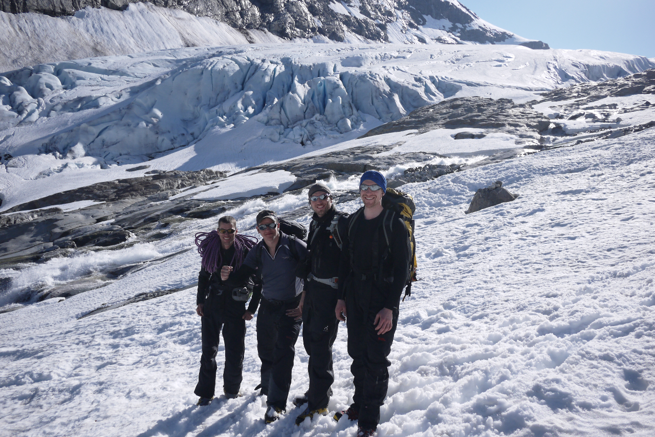 Fyra nöjda glaciärfarare